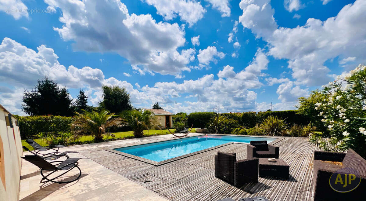 Maison à SAINT-MAGNE-DE-CASTILLON