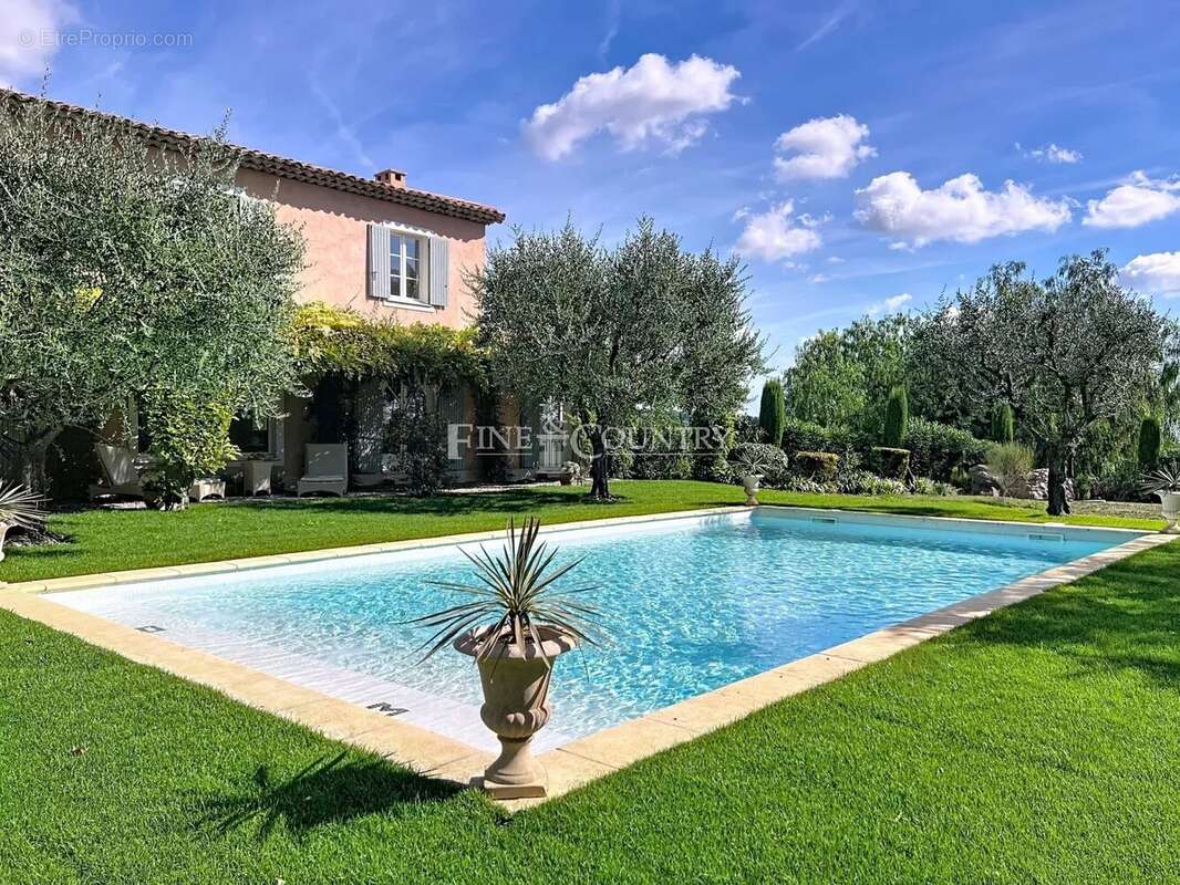 Maison à CHATEAUNEUF-GRASSE