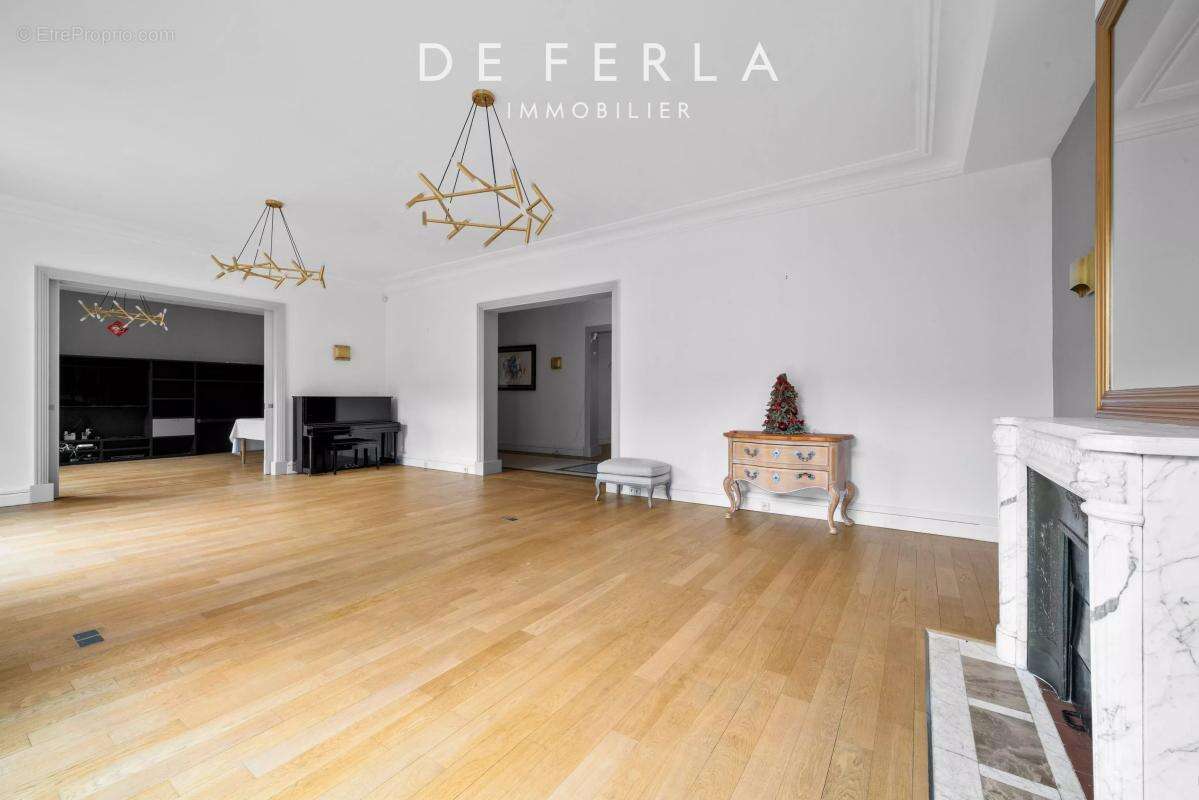 Appartement à PARIS-16E