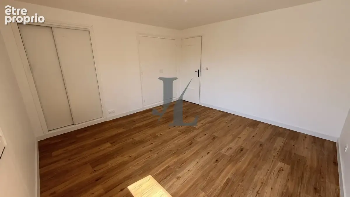 EXCLUSIVITÉ   Appartement de 98 m2 entièrement rénové avec terrasse, cave et stationnements - photo 12