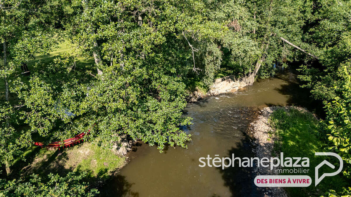 Maison à SAINT-ETIENNE-SUR-CHALARONNE