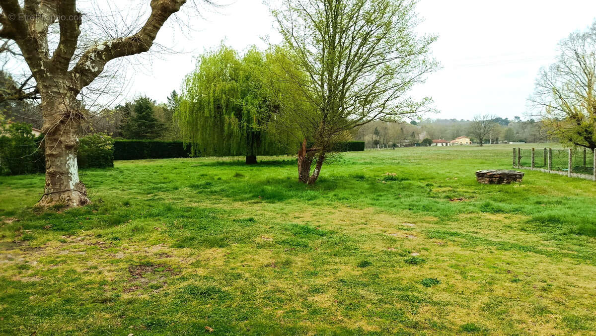 Maison et dépendance à Laruscade - photo 17