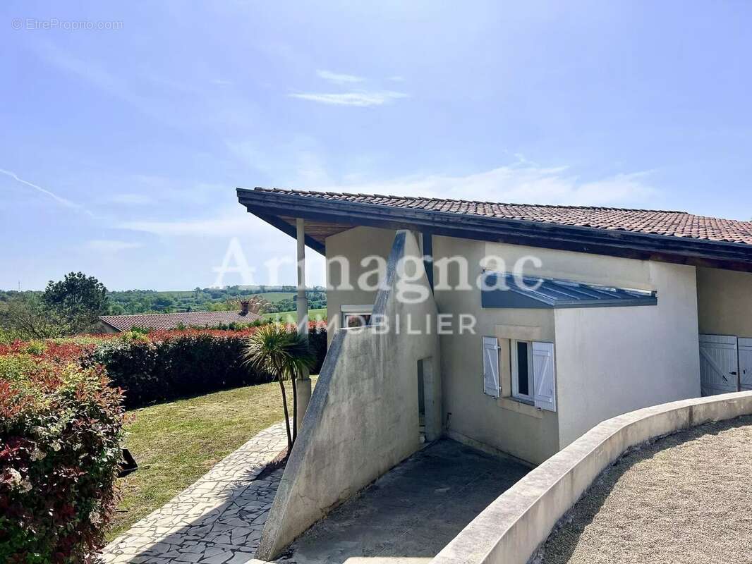Maison à VIC-FEZENSAC