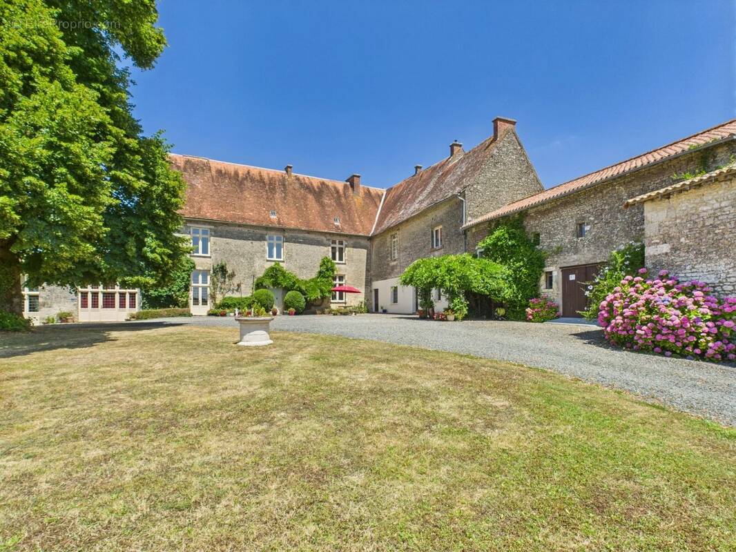 Maison à SAINT-HILAIRE-DES-LOGES