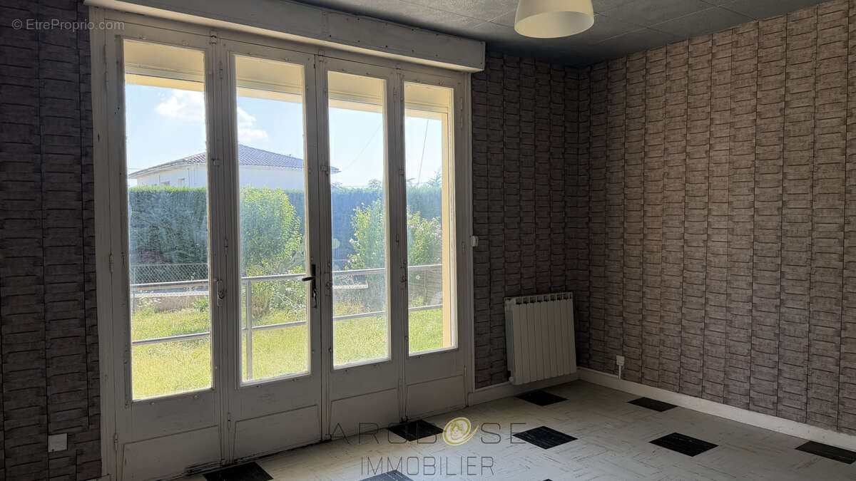 Maison de plain pied de type F3 avec jardin et garage . - photo 8