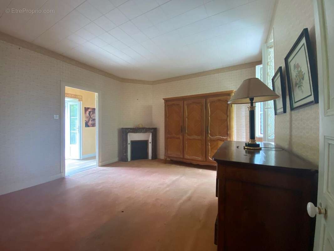 Maison à MONTREUIL-BONNIN