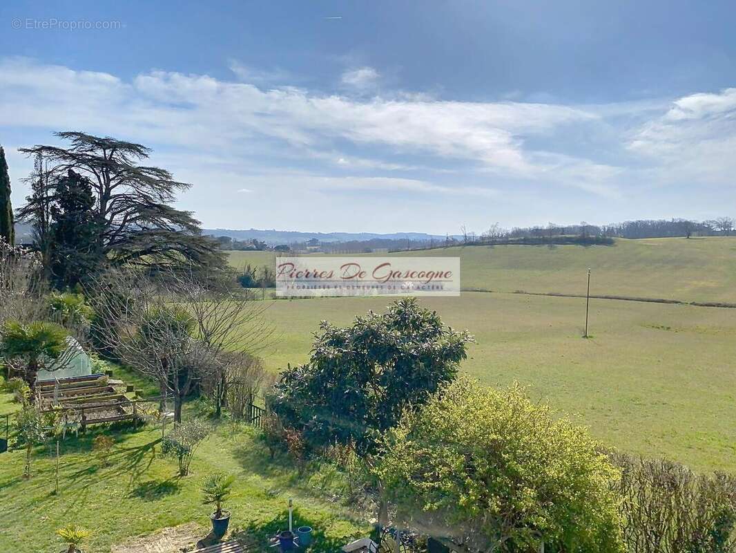 VUE VERS PYRENEES - Maison à VIC-FEZENSAC