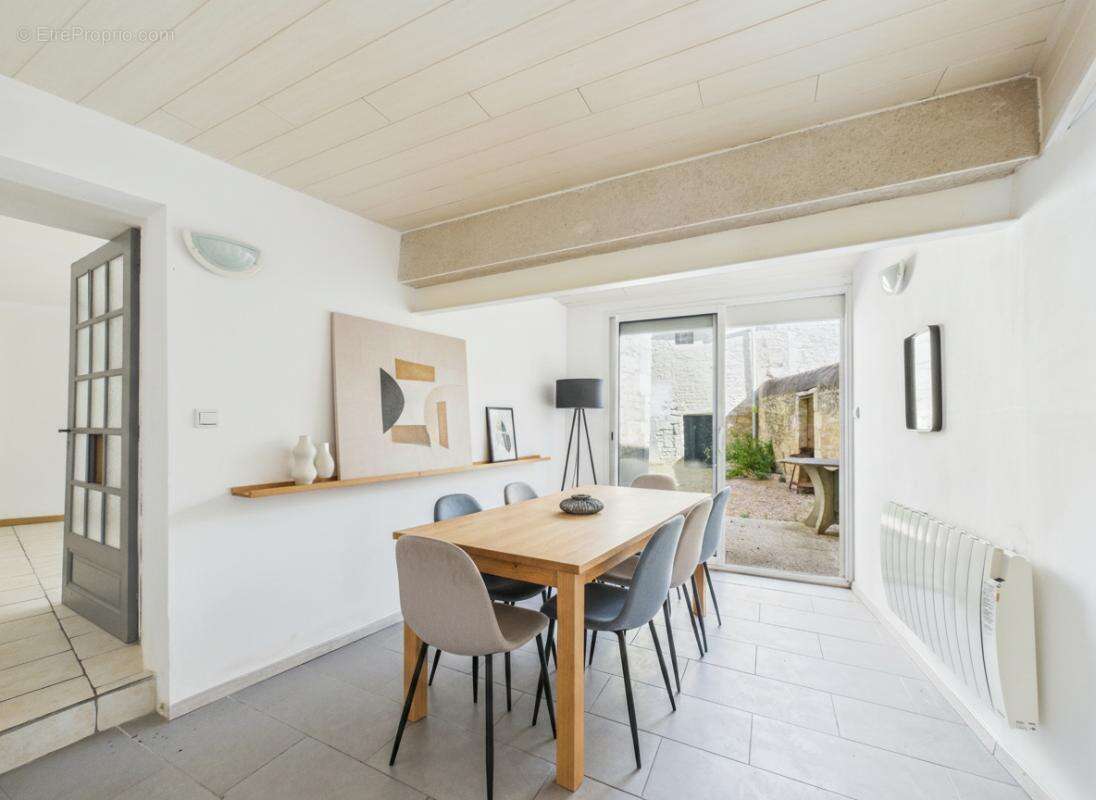 Maison de 165 m 2  à Mirebeau , 4 chambres, cour, garage, caves - photo 4