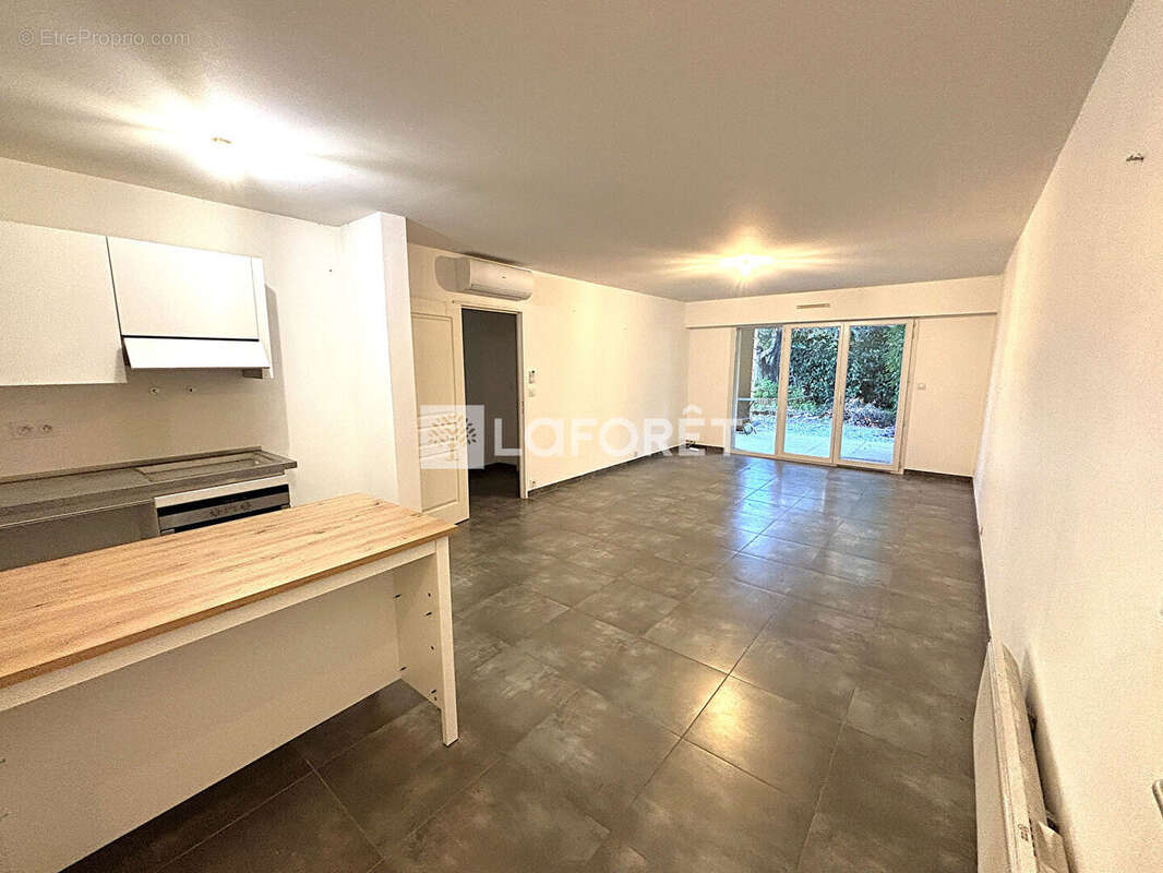 Appartement à SAINT-LAURENT-DU-VAR