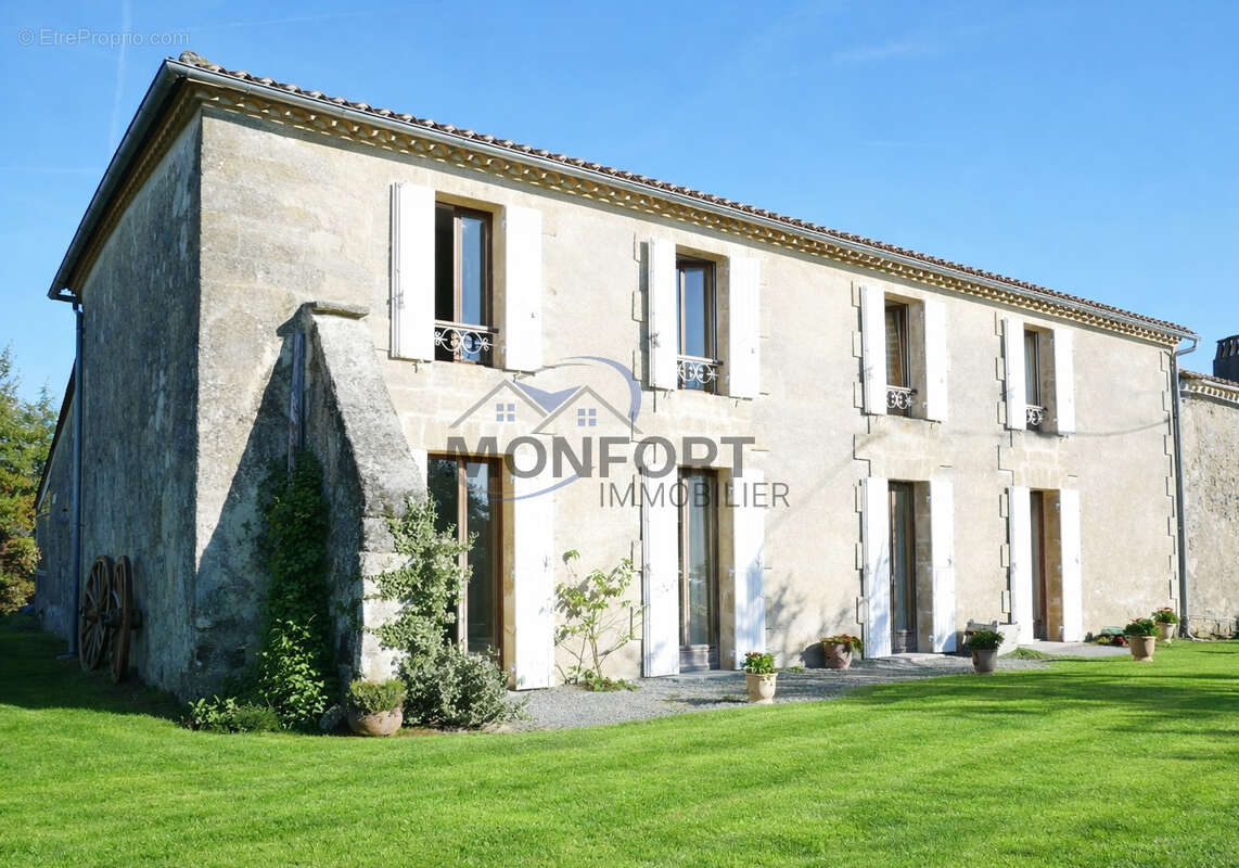 Authentique maison de caractère avec dépendances, cour en pierre et vue sur les vignobles de Saint-Émilion - photo 2