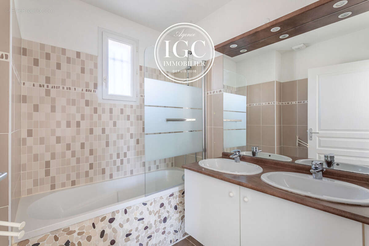 Maison à CHATEAUNEUF-LES-MARTIGUES