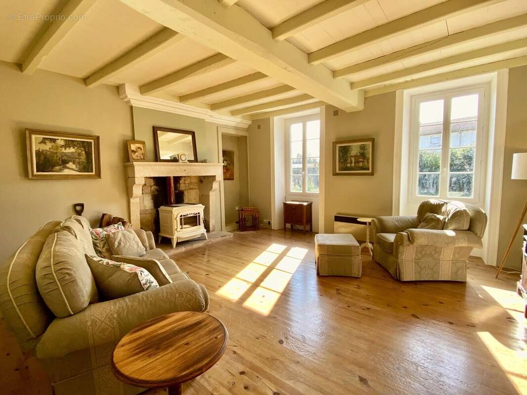 Maison à SAINT-PIERRE-DE-JUILLERS