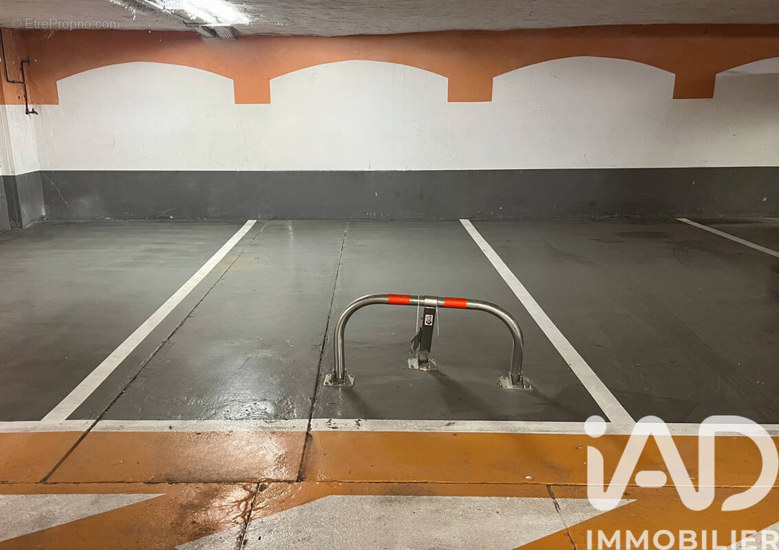 Photo 1 - Parking à PARIS-10E