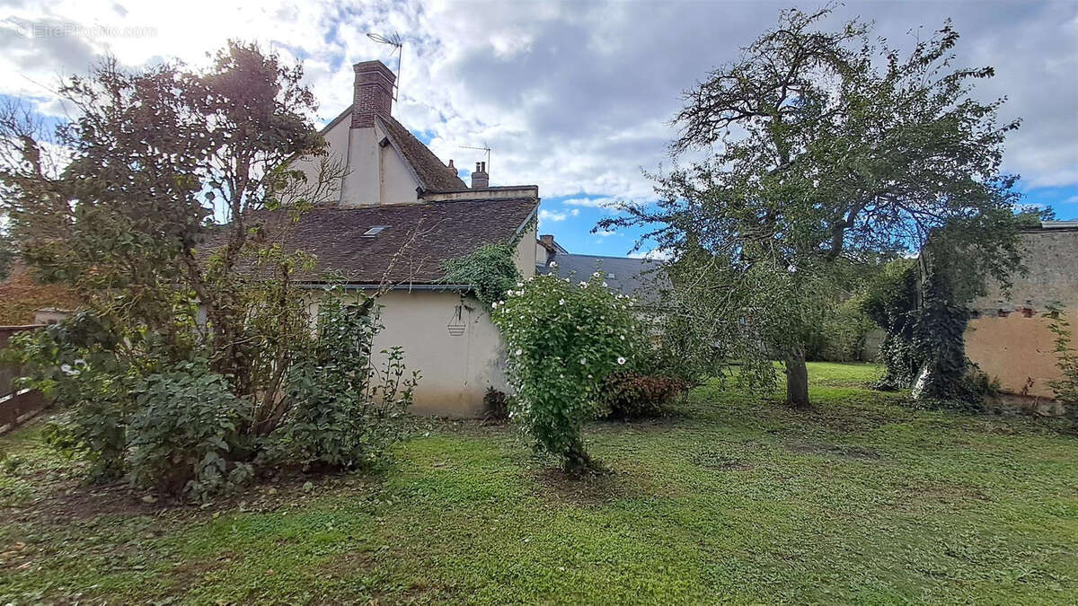 Maison de ville à rafraichir entièrement donnant vue sur le château comprenant : au rdch : coin cuisine, espac - photo 3