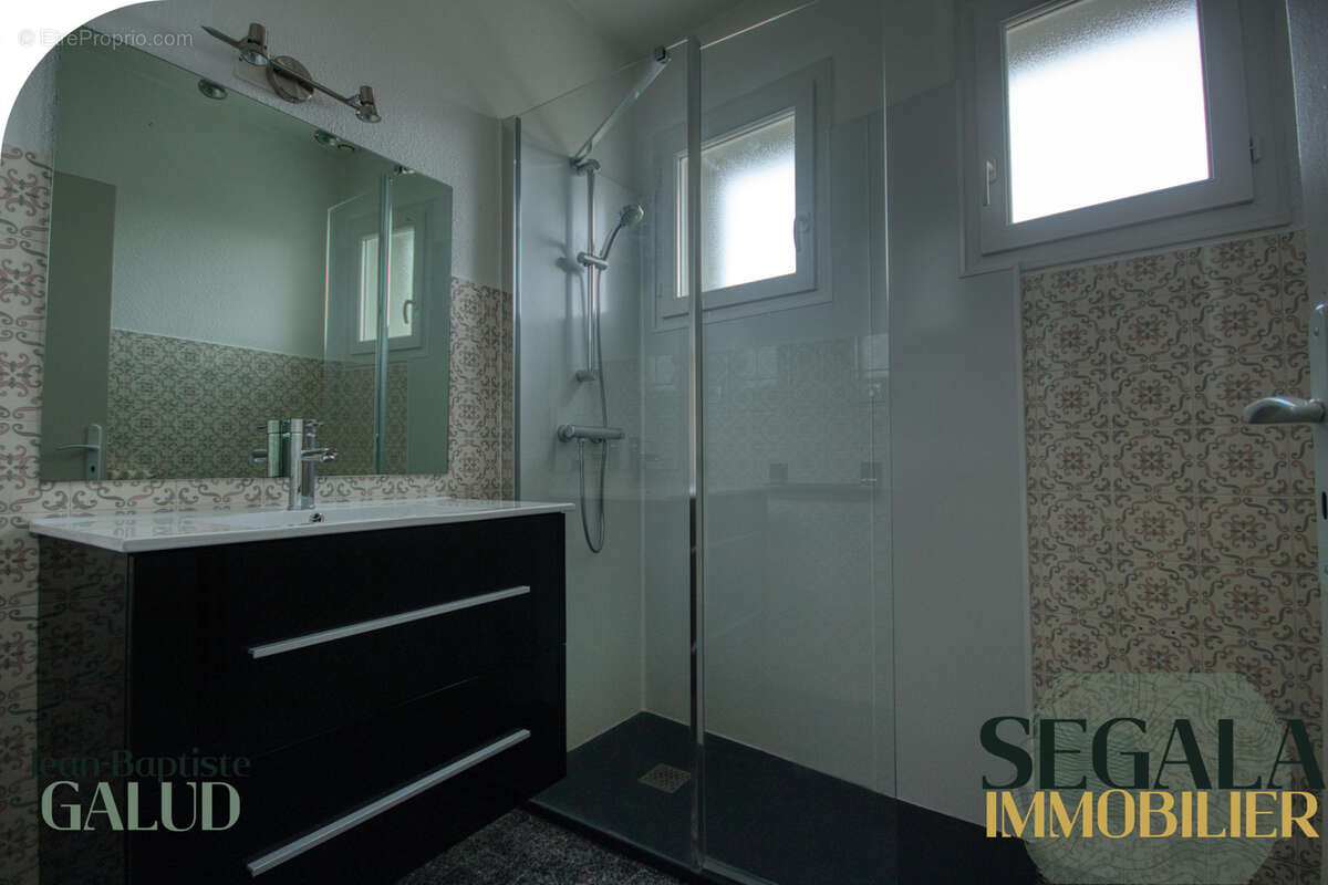 Immeuble dans le centre ville de Carmaux - 1 local commercial et 1 grand appartement - photo 8