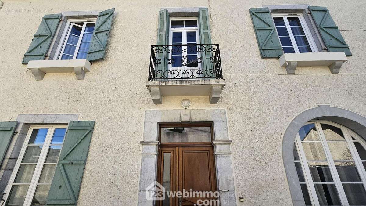 Appartement à NAY