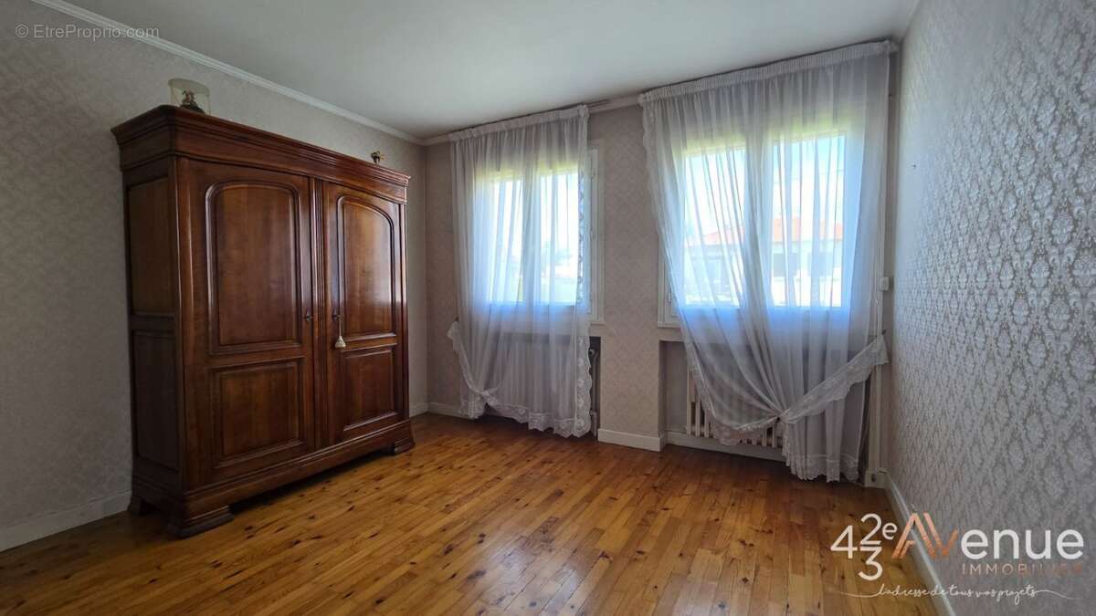 Maison à SAINT-GENEST-LERPT