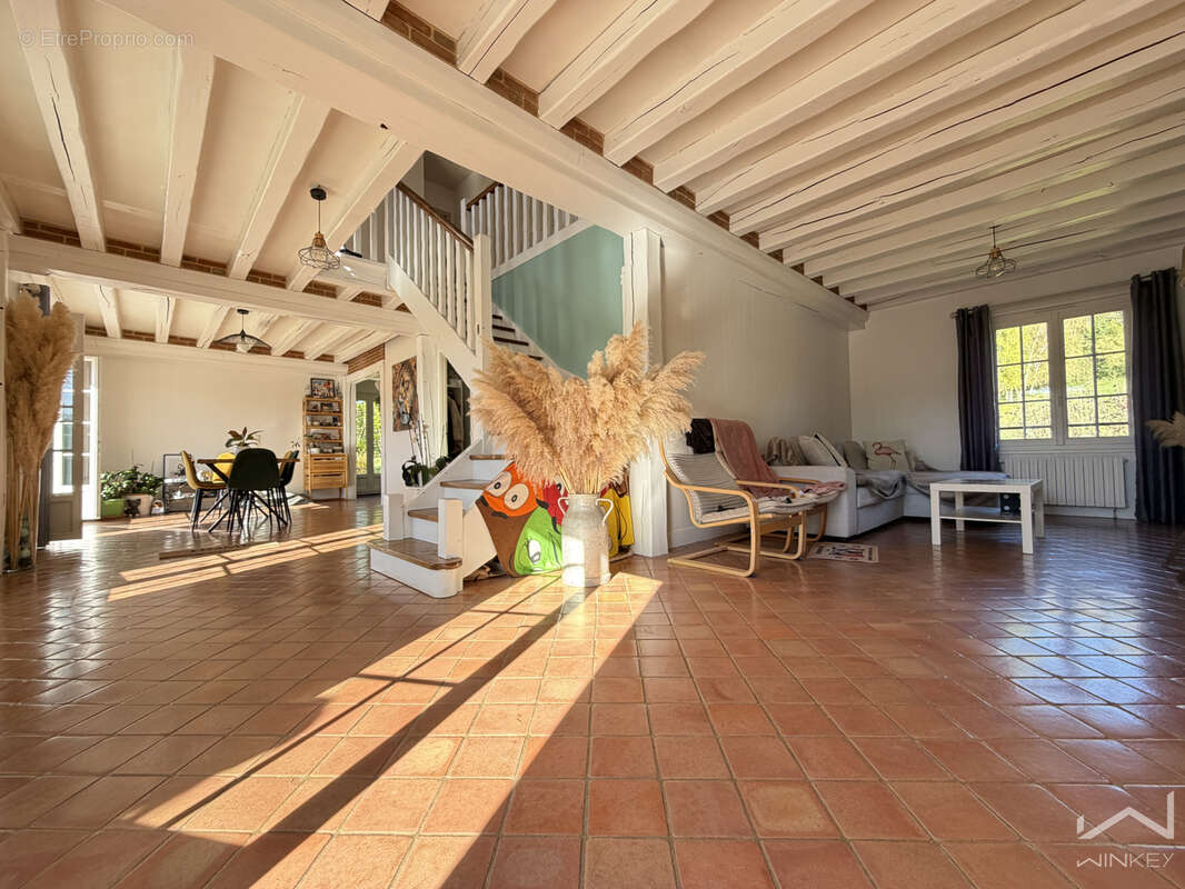 Maison familiale avec 5 chambres, sous-sol total et jardin. - photo 2