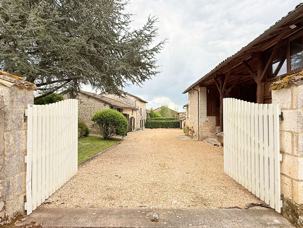 Maison à GRASSAC