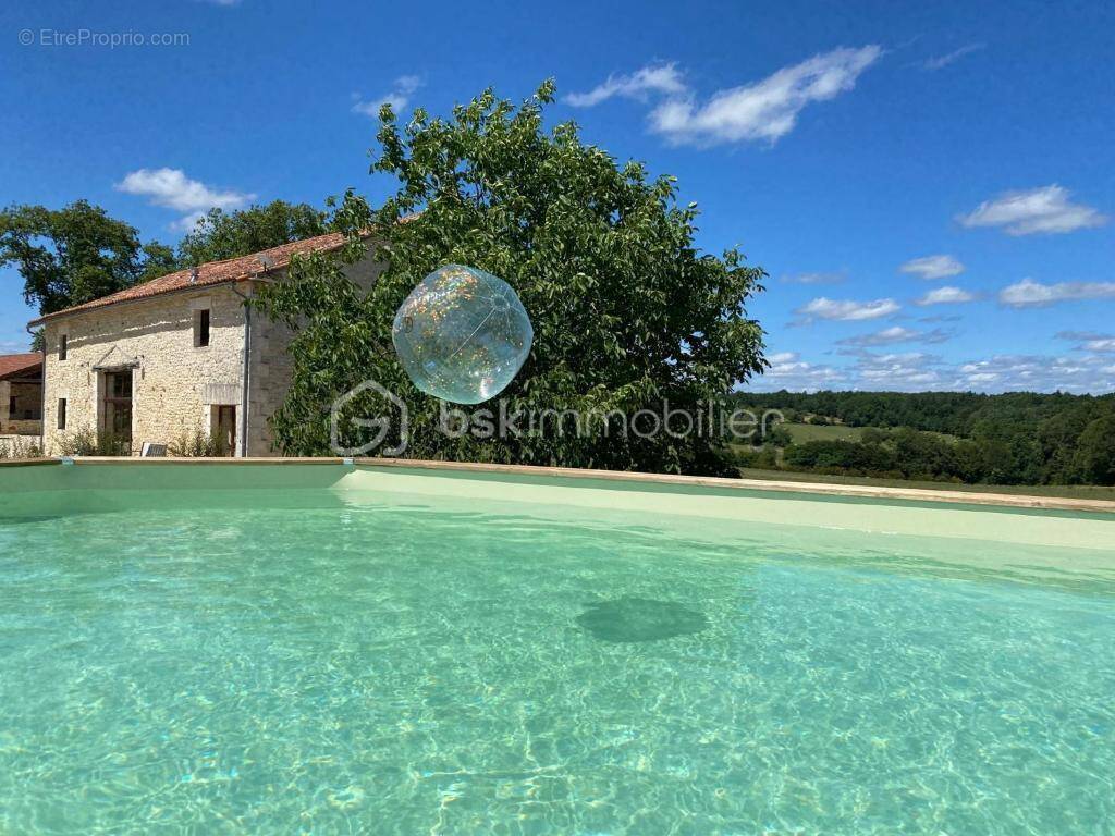 Maison à LUSSAS-ET-NONTRONNEAU