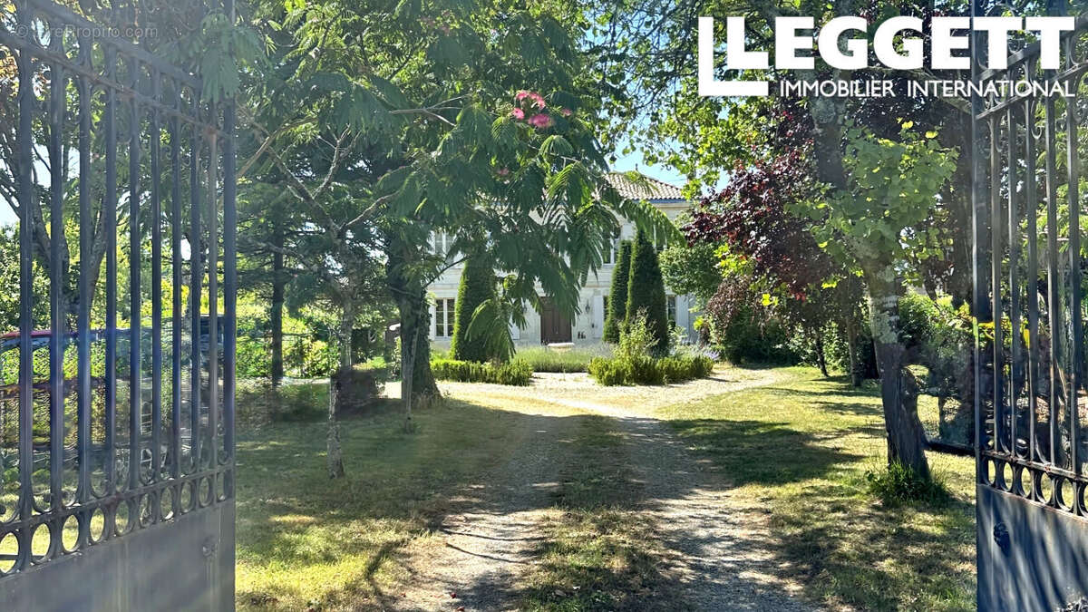 Propriété alliant élégance et potentiel 
7 pièces 271 m²
Jardin 4400 m²
Dépendances 500 m² 
Gîte
Piscine - photo 2