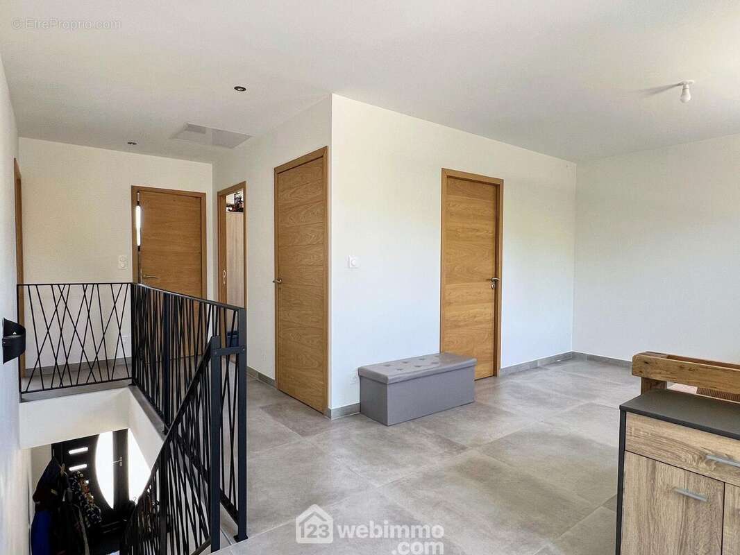 A l&#039;étage on trouve un espace ouvert de 12 m² qui distribue... - Maison à MONTREUIL-JUIGNE