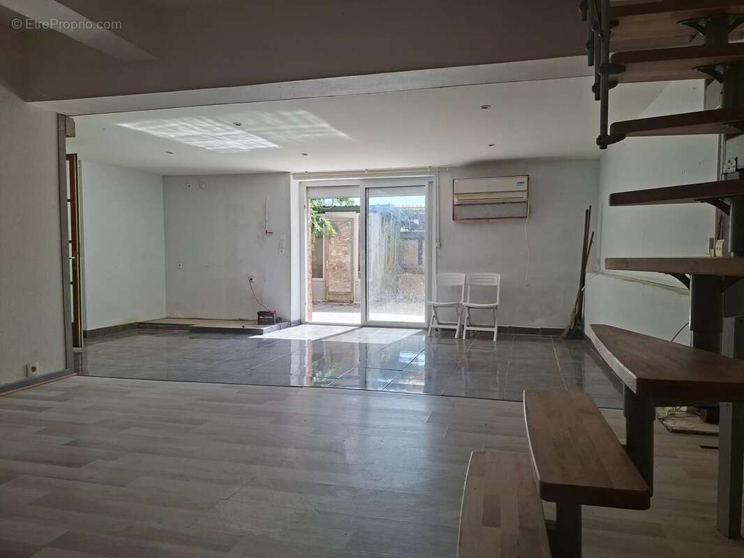 Maison en pierre avec jardin, terrasse et dépendances - photo 2