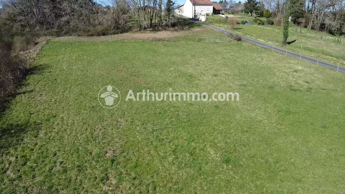 Terrain à NEUVIC