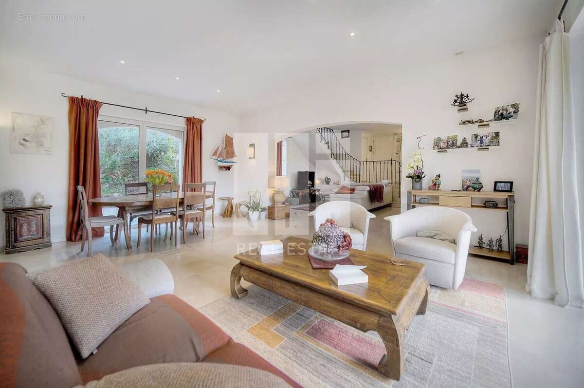 Maison à CHATEAUNEUF-GRASSE