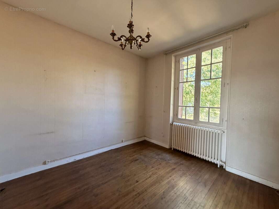 Maison de ville avec garage et beau potentiel au cœur de Ruffec - photo 9