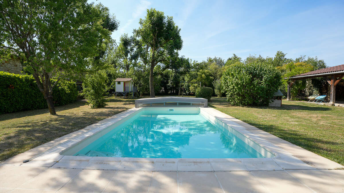 Centre bourg: ancienne ferme restaurée avec piscine - photo 2