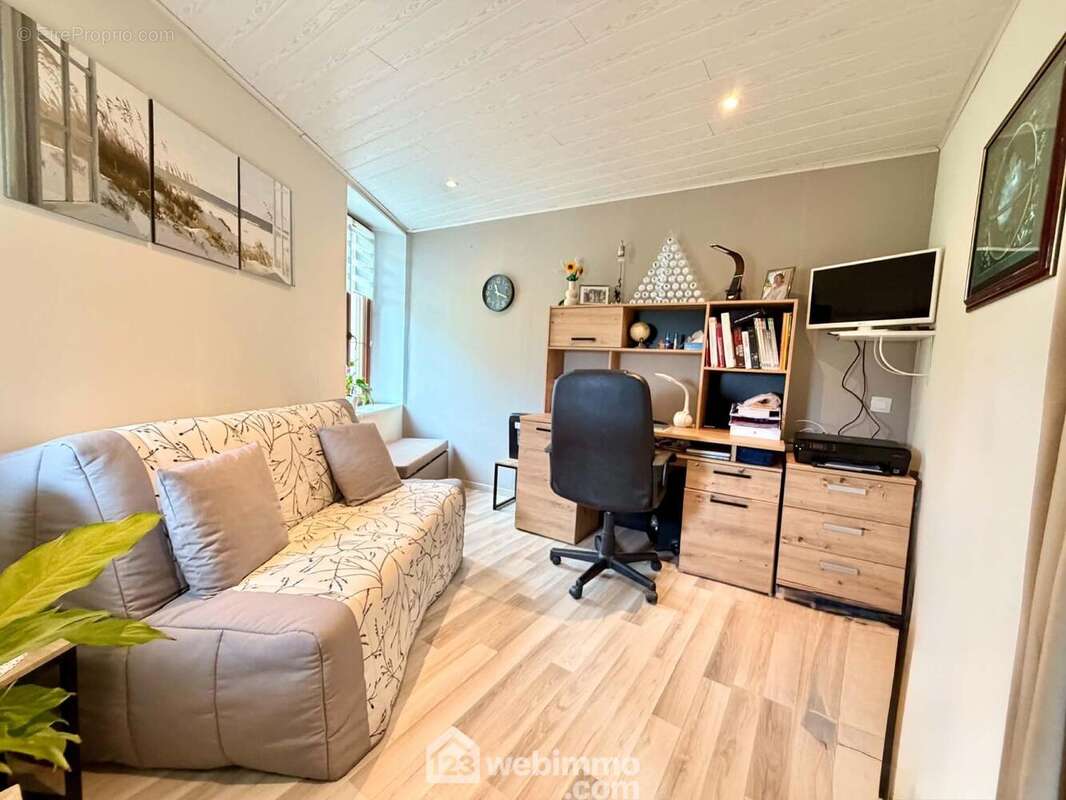 Pièce polyvalente pouvant accueillir un bureau, une chambre supplémentaire ou un espace loisirs selon vos besoins