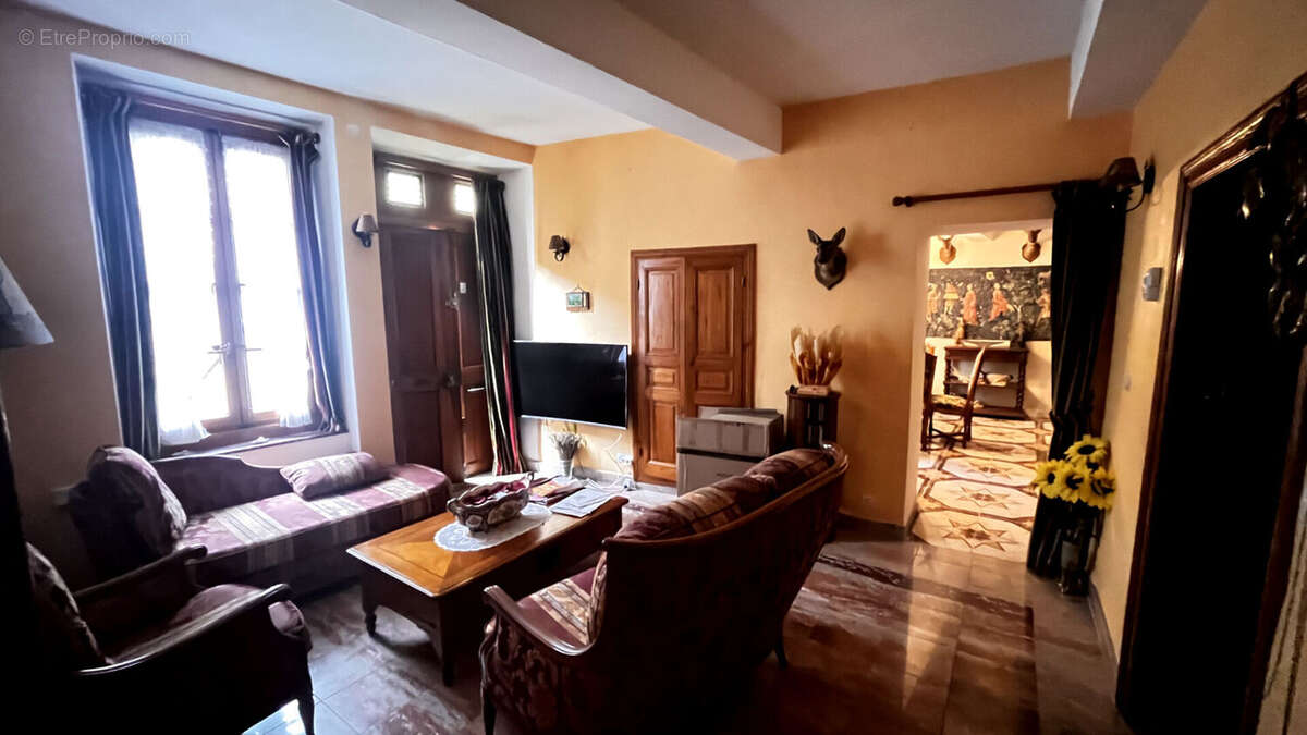 Maison à MONTOULIERS