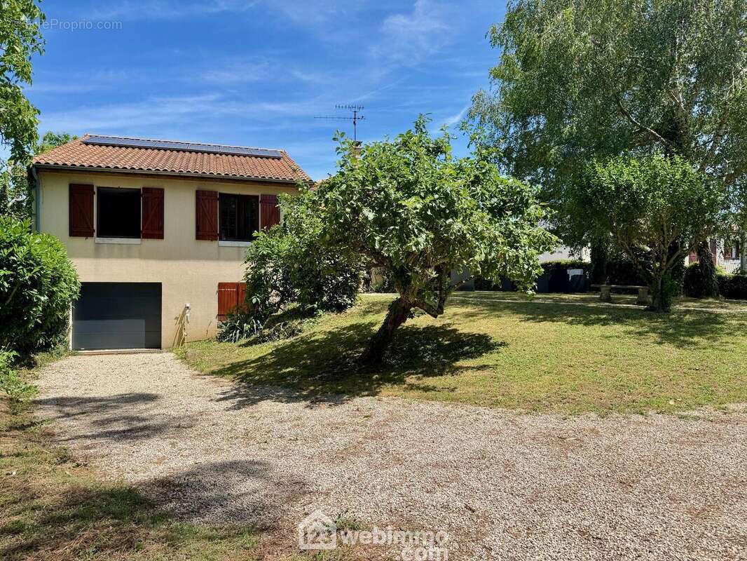 Maison familiale &amp; fonctionnelle, 146 m2 habitables, sur sous-sol semi-enterré. - Maison à POITIERS