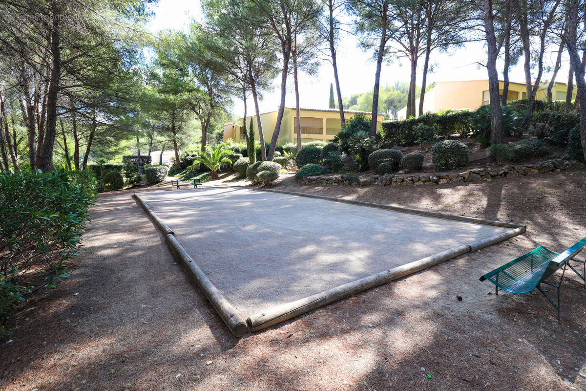 Proche plage, superbe T2 meublé dans résidence avec piscine, parc et tennis - photo 3
