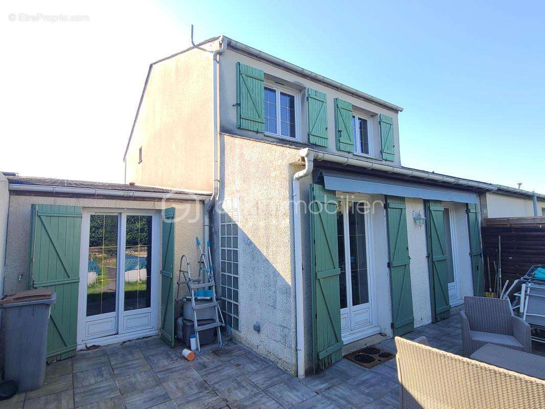 Maison à SAVIGNY-LE-TEMPLE