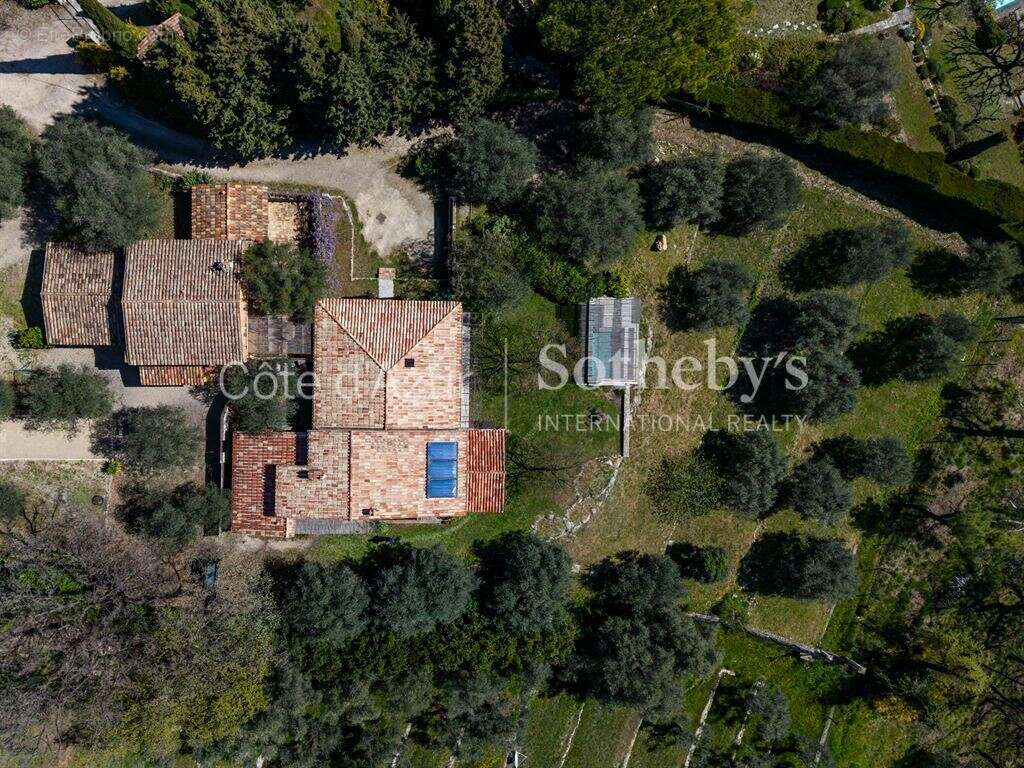 Maison à CHATEAUNEUF-GRASSE