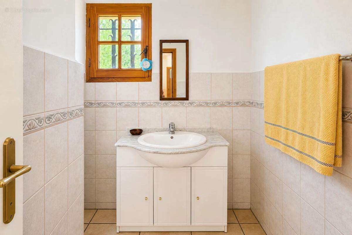 Maison 8 pièces spacieuse à Sainte-Foy-de-Longas - photo 8