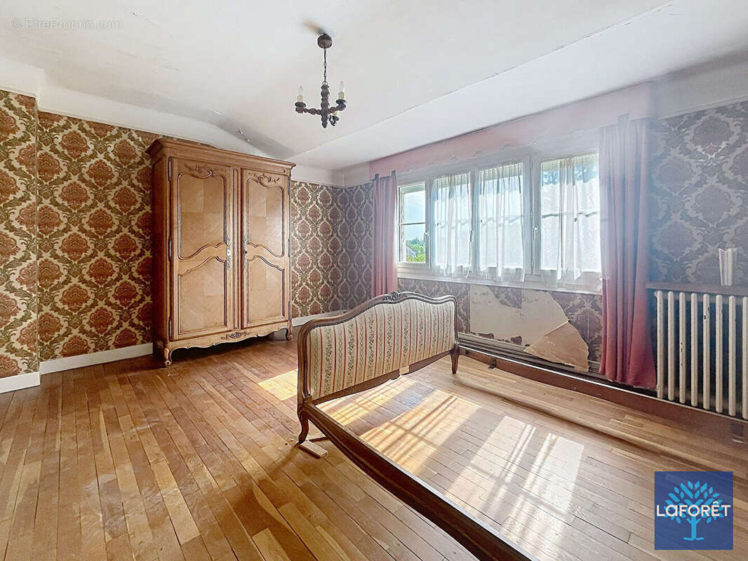 Maison 6 pièce(s) 120 m2 avec un hangar de 300m²  , des dépendances et deux garages - photo 10
