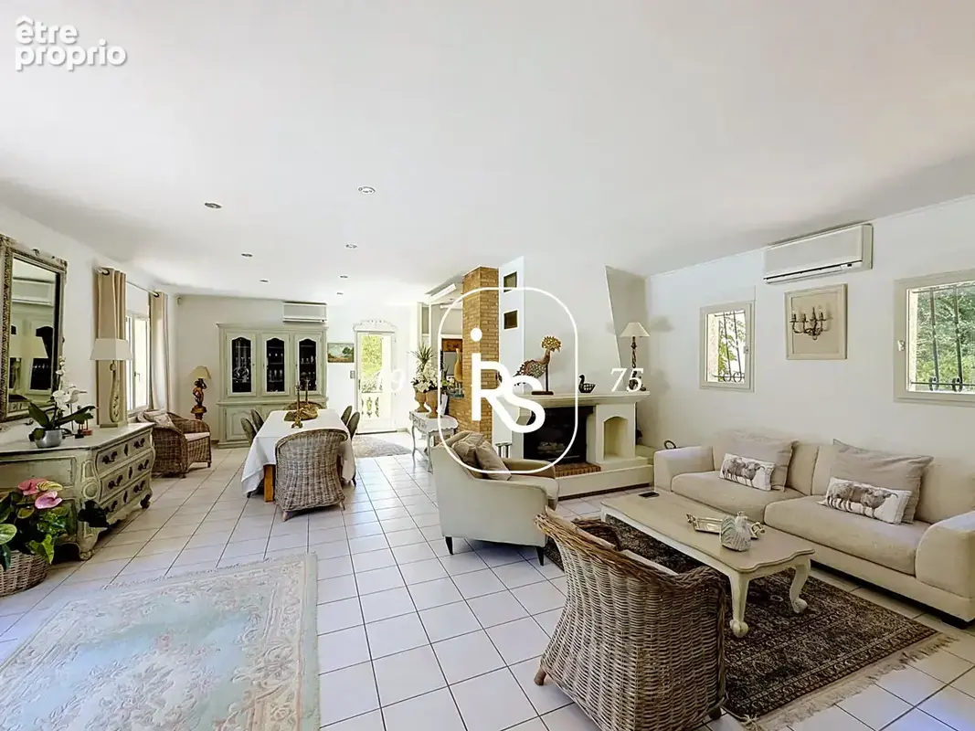 Dans un cadre privilégié, une élégante villa de 170 m2 habitables, des dépendances, une piscine et 4220 m2 de - photo 7
