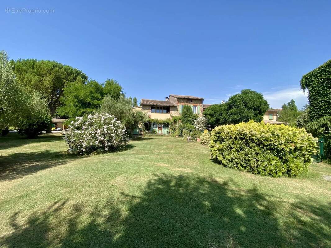 Villefranche, bâtisse de caractère avec chambres d'hôtes, dépendances, jardin et piscine - photo 4