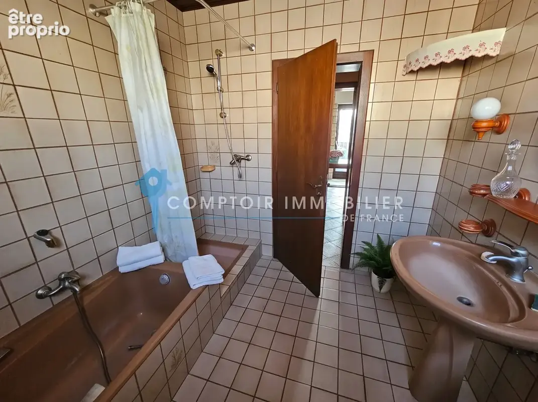 FORBACH BELLEVUE   Belle maison avec balcon, vue sur le Schloss et terrain de 592 m2 - photo 11