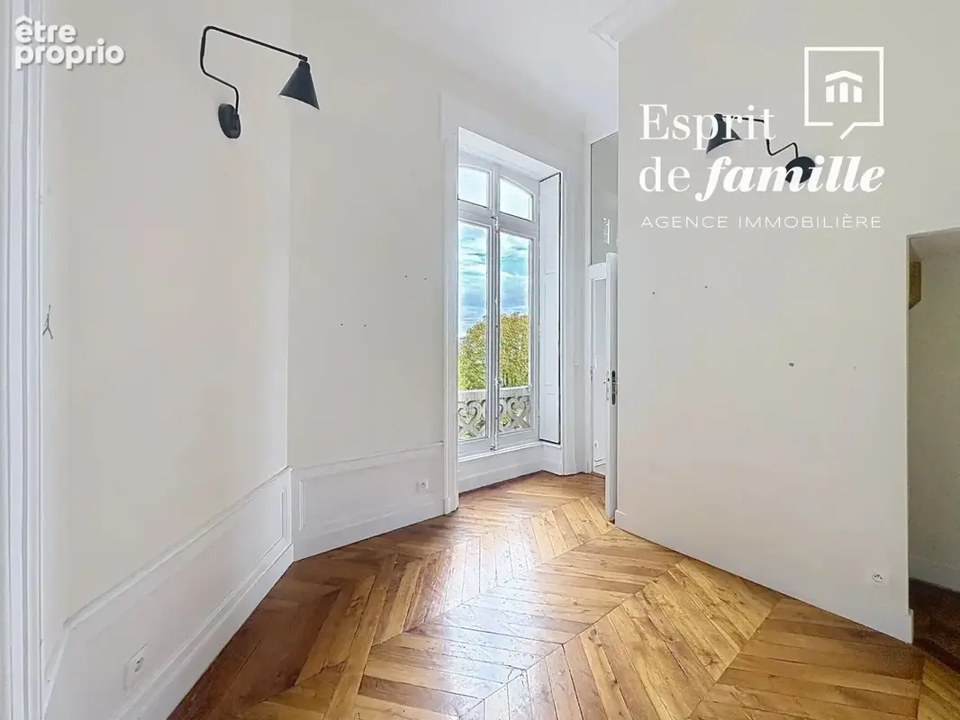 QUAI JEAN-JACQUES ROUSSEAU – Appartement de réception de 122 m² dans une maison bourgeoise - photo 15