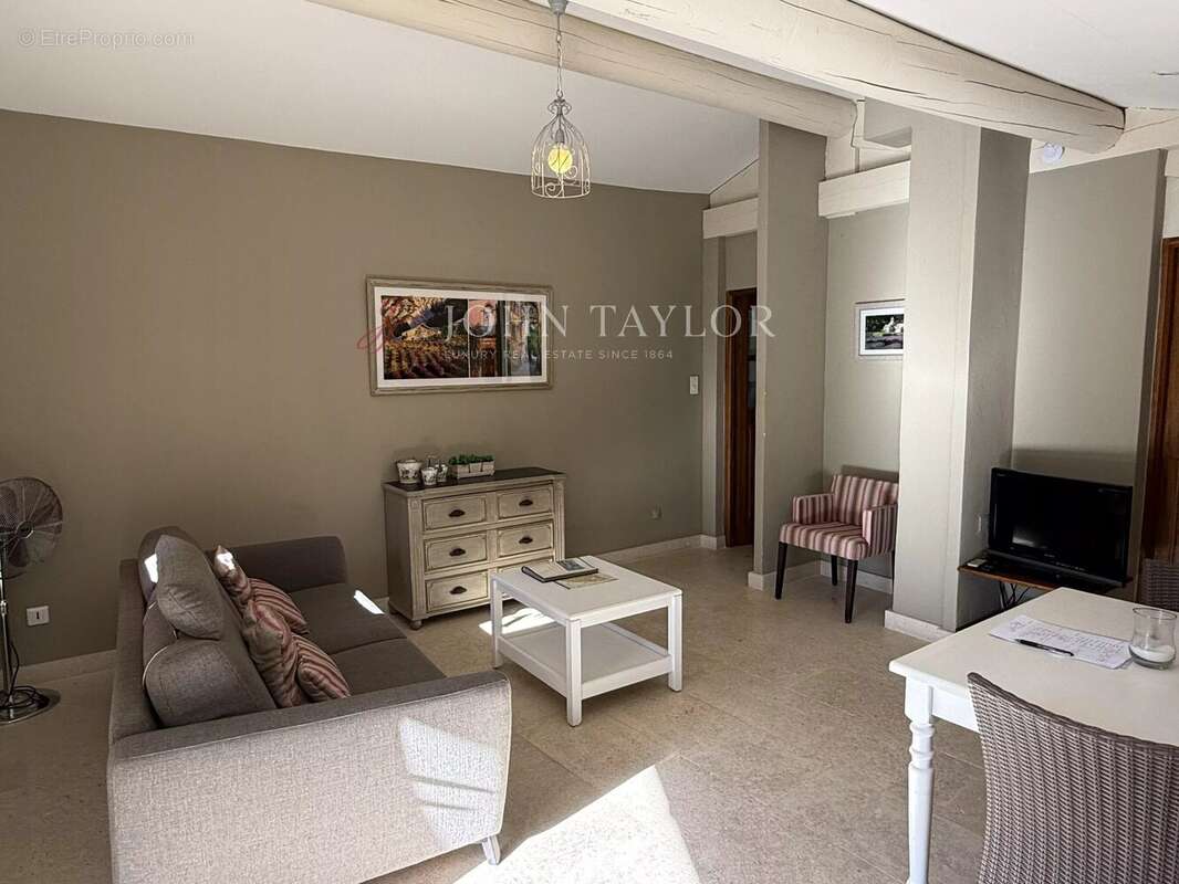 Propriété à vendre au pied de Gordes – Luberon – Maison principale + 2 gîtes indépendants – Piscine – Terrain arboré de 2 000 m² - photo 7