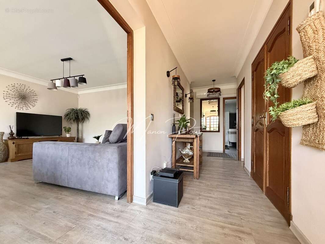 Maison 140 m² à Saint-Esteve  - photo 18