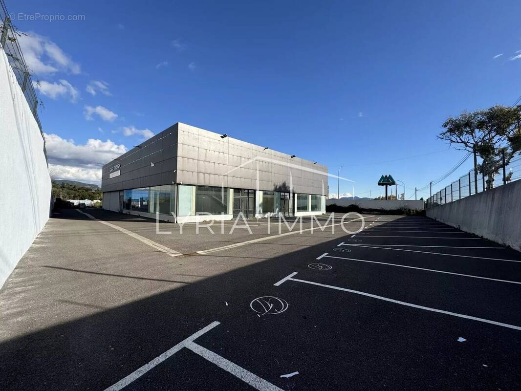 Commerce à ROQUEBRUNE-SUR-ARGENS