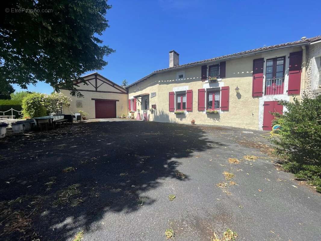 Maison à COURGEAC