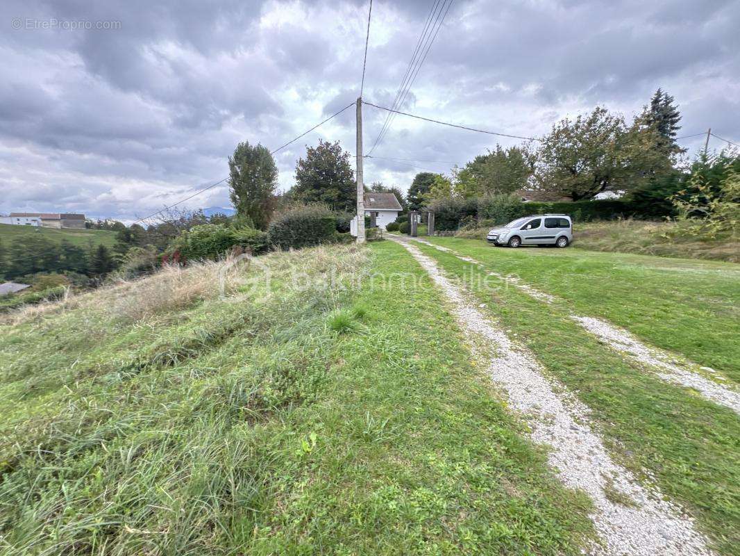Annonce immobilière : Charmante propriété à rénover avec piscine à Voiron  Emplacement privilégié à 5 min de l'autoroute – Vue d - photo 3