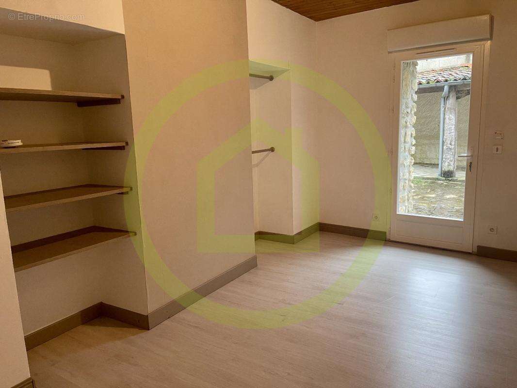 Maison à RUELLE-SUR-TOUVRE