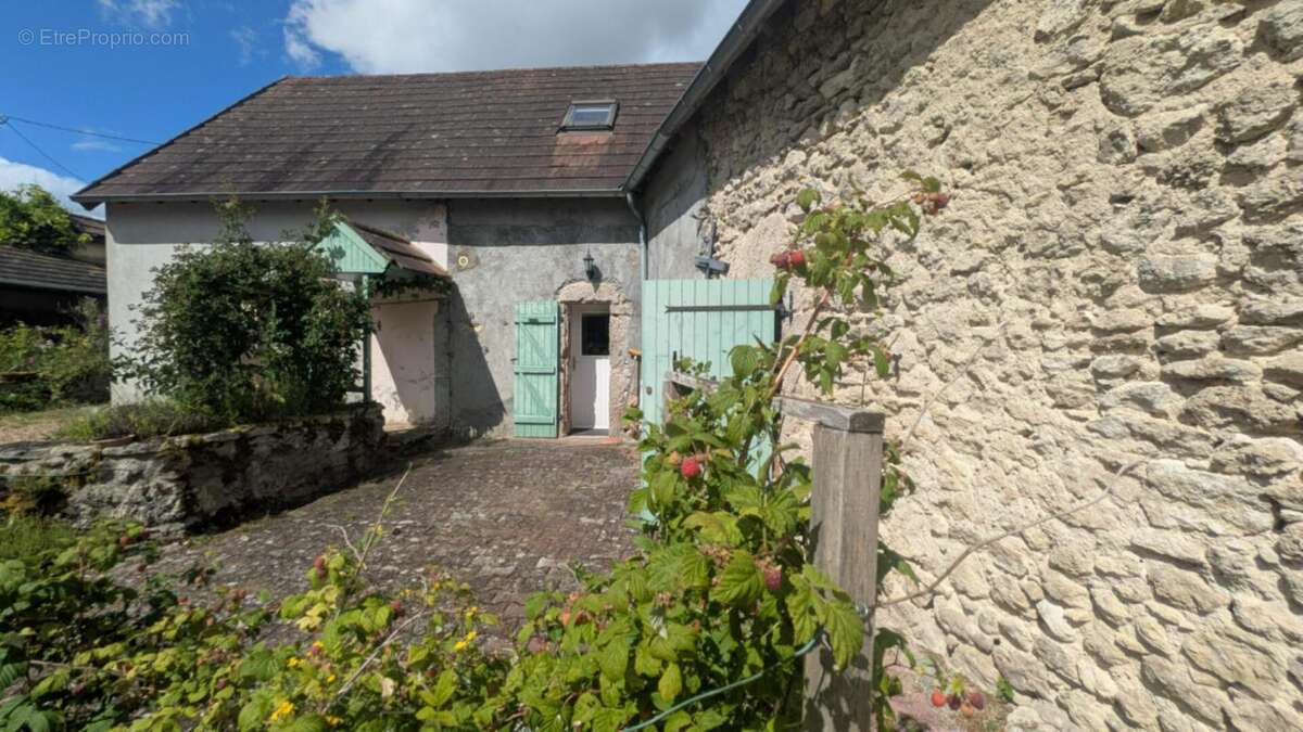 Maison à MONTAIGU-LE-BLIN